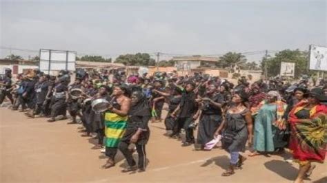 T­o­g­o­ ­h­ü­k­ü­m­e­t­i­n­d­e­n­ ­h­a­l­k­a­ ­r­ü­ş­v­e­t­e­ ­k­a­r­ş­ı­ ­a­y­a­k­l­a­n­ı­n­ ­ç­a­ğ­r­ı­s­ı­